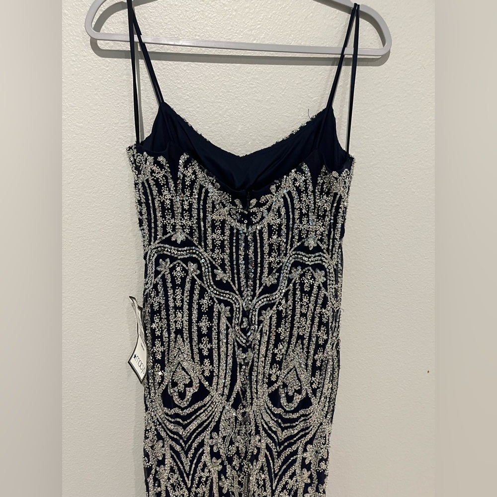 Betsy & Adam
Navy Long Beded Sequin Placement Slit Sz 6 - Picture 7 of 8